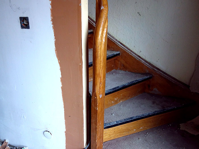 Gewerk Zimmerarbeiten – Die alte Treppe wird ausgebaut und entsorgt, die Deckenöffnung geschlossen.