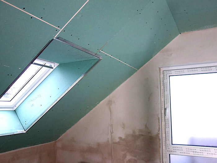 Gewerk Trockenbau – Die Schrägen und die Decke im Dachgeschoss wurden gedämmt und mit Gipskartonplatten beplankt.